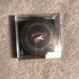 NHL Official Game Puck Arizona Coyotes, sealed